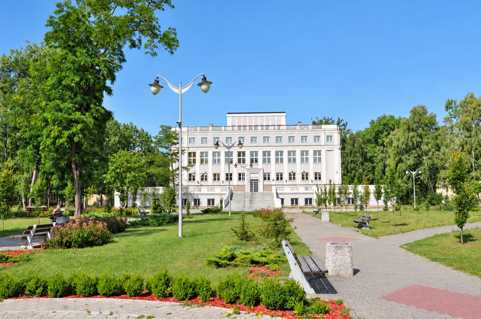 Biblioteka Główna Wojskowej Akademii Technicznej — widok budynku i ogrodu