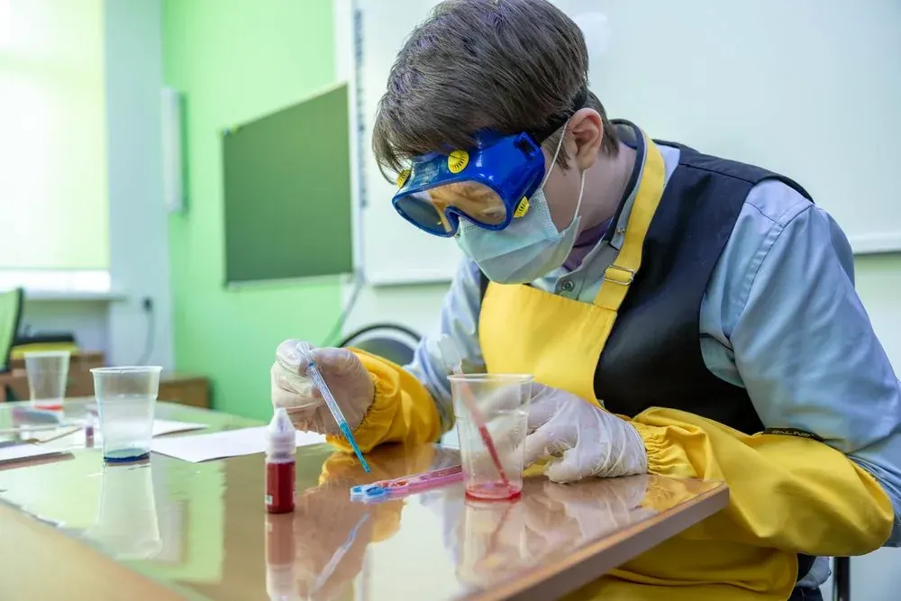 Uczeń wykonujący doświadczenie chemiczne