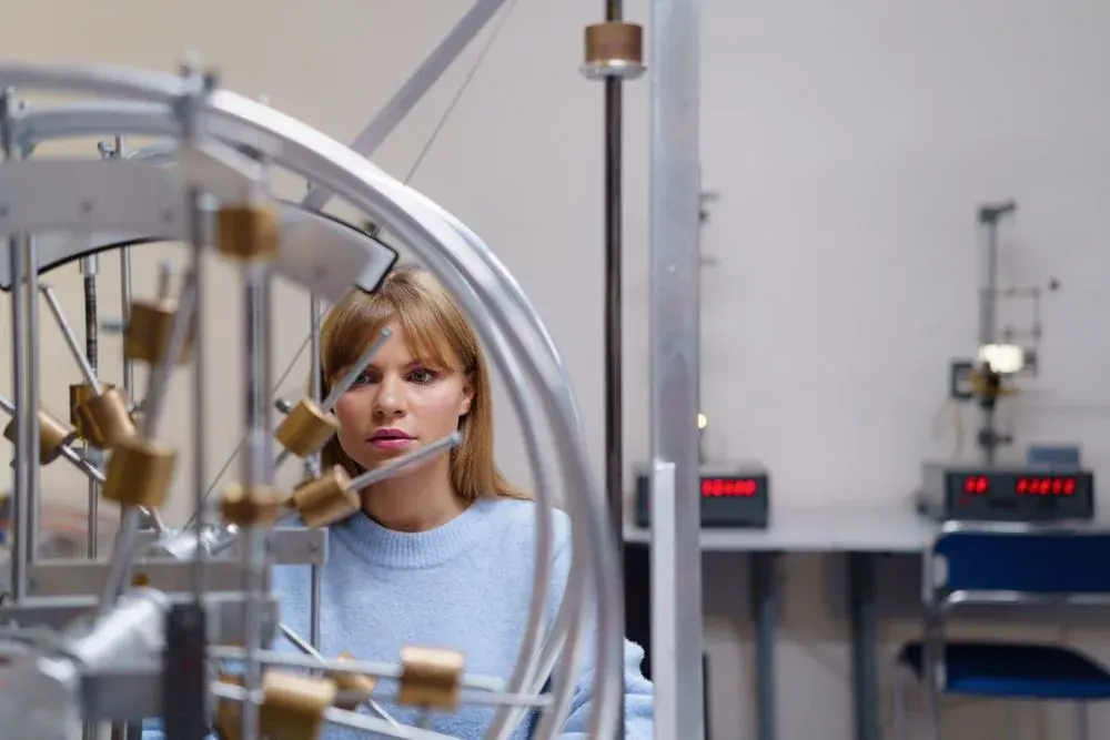 Studentka podczas zajęć laboratoryjnych
