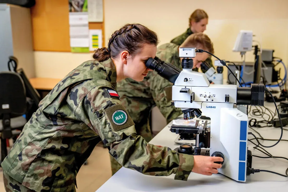 Podchorąża WAT podczas zajęć laboratoryjnych przy mikroskopie