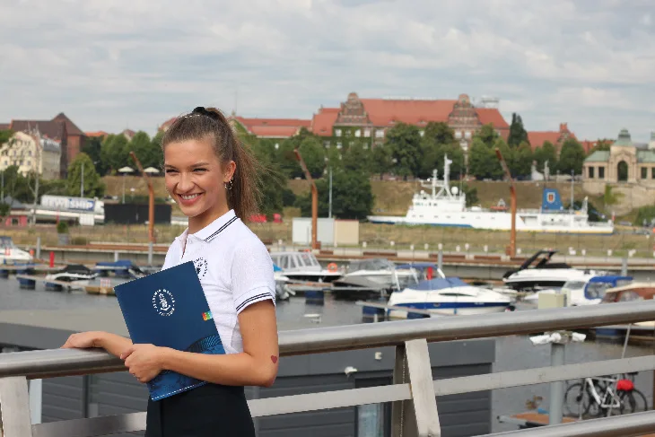 Studentka na tle Odry i Wałów Chrobrego w Szczecinie