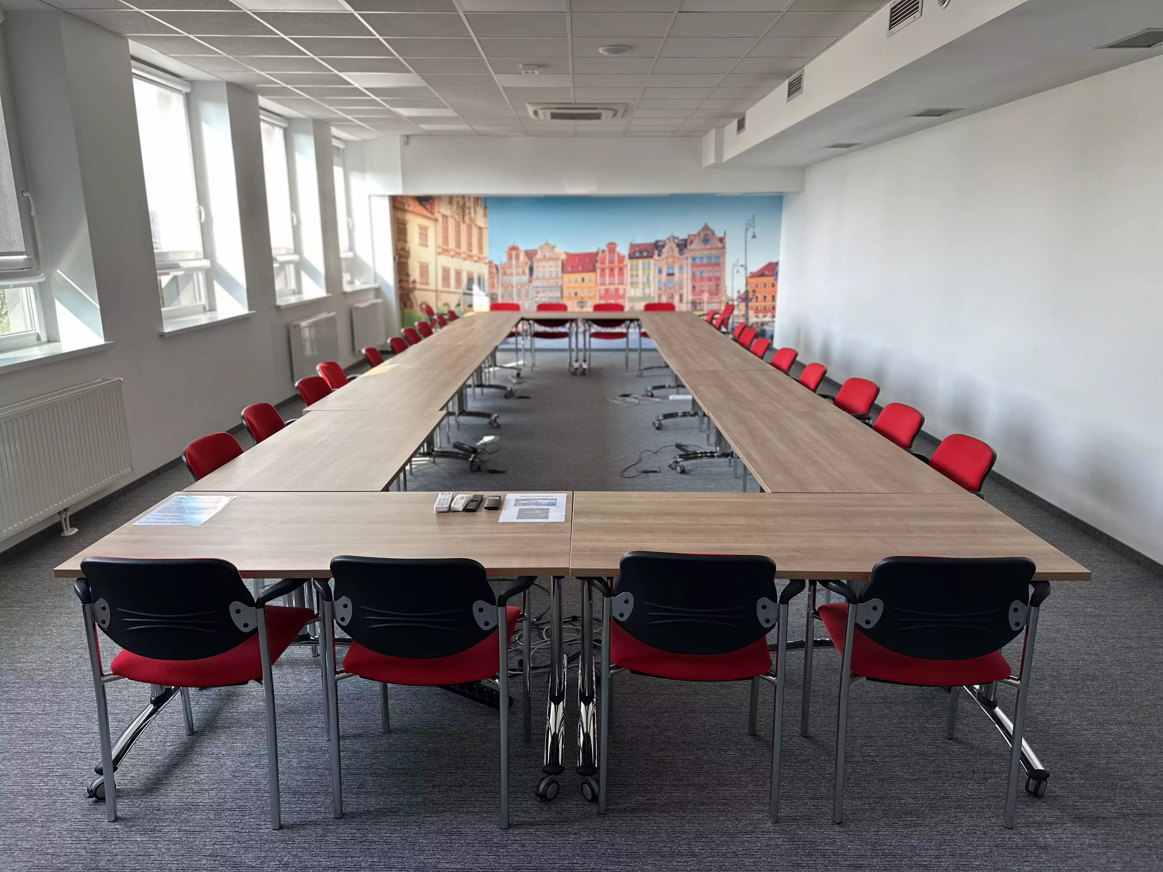 Sala do pracy przy wspólnym stole w ATA Wrocław