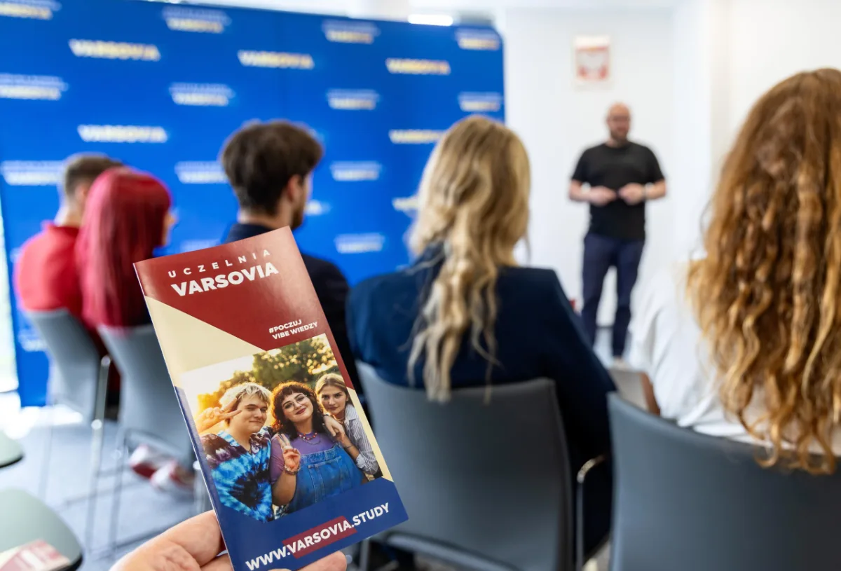 Uczelnia Biznesu i Nauk Stosowanych VARSOVIA — materiał ilustracyjny