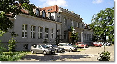 Budynek zabytkowy, wpisany do rejestru, odbudowany z ruin wyłącznie ze środków Uczelni