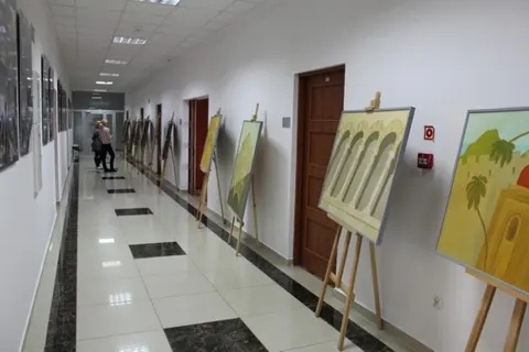 Wystawa malarstwa podczas MODN w Kujawsko - Pomorskiej Szkole Wyższej