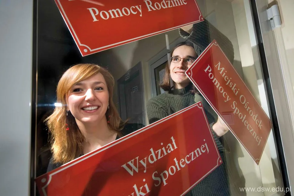 Dolnośląska Szkoła Wyższa — materiał ilustracyjny
