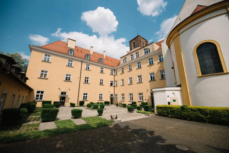 Wyższa Szkoła Prawa we Wrocławiu — materiał ilustracyjny