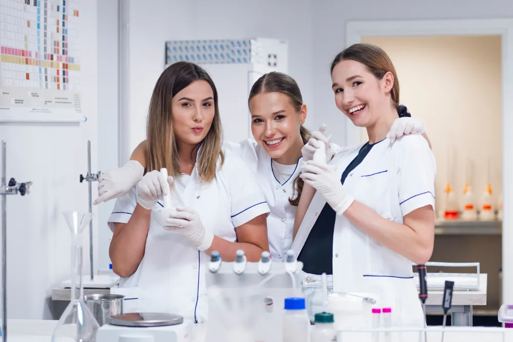 Studentki Gdańskiej Akademii Medycznej Nauk Stosowanych w laboratorium