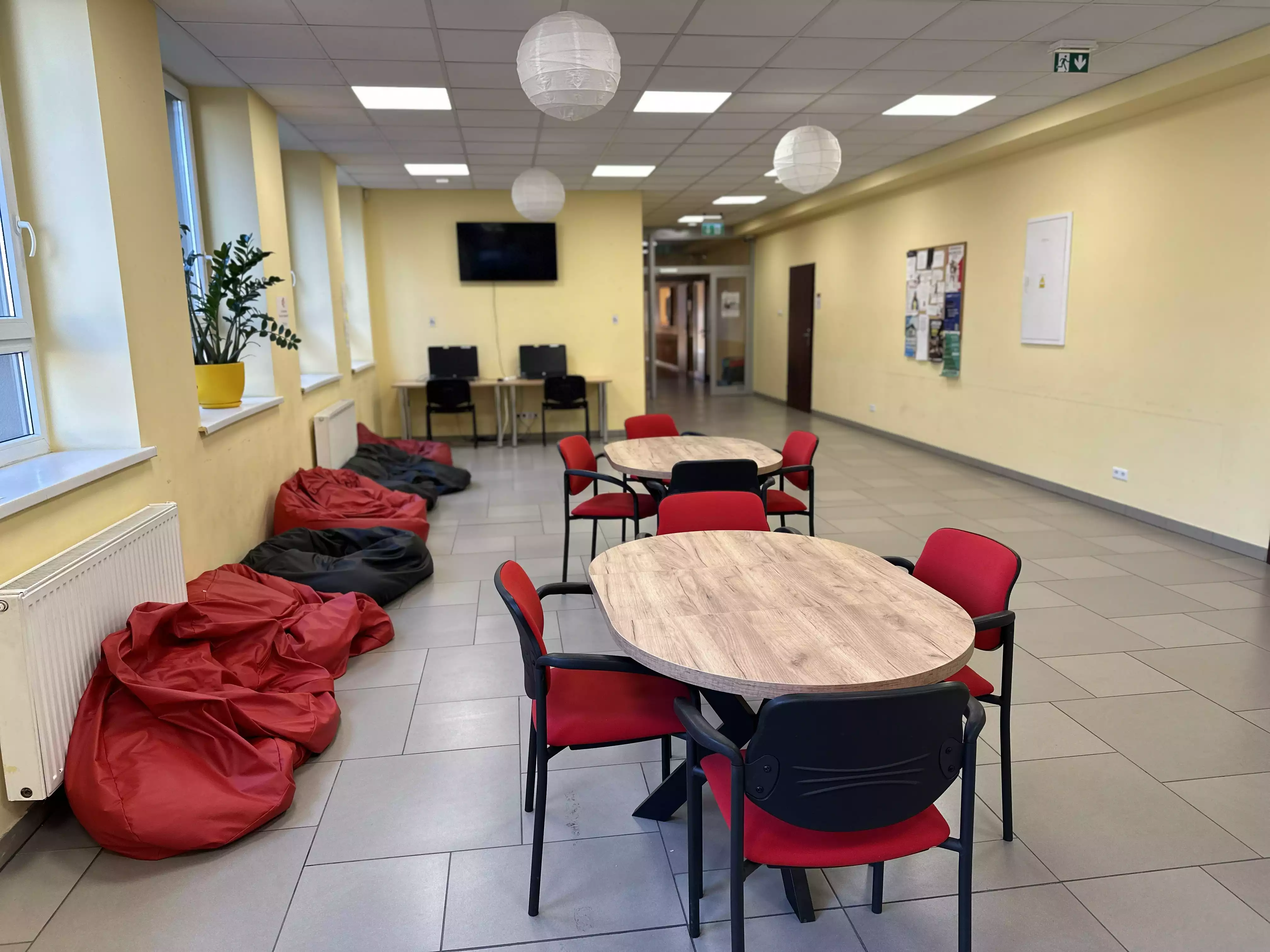 Strefa studencka ATA we Wrocławiu z fotelami i pufami