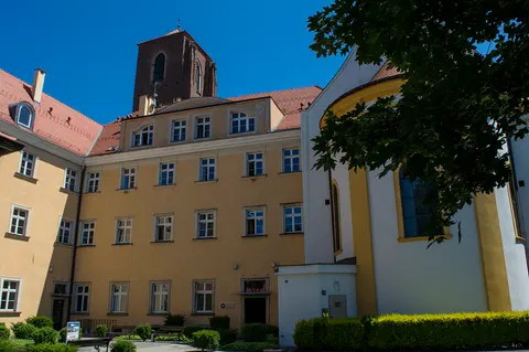 Wyższa Szkoła Prawa we Wrocławiu. Uczelnia kształci na kierunku Prawo 5-letnich jednolitych studiach magisterskich.