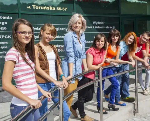 Studenci  Kujawsko - Pomorskiej Szkoły Wyższej przed budynkiem Uczelni