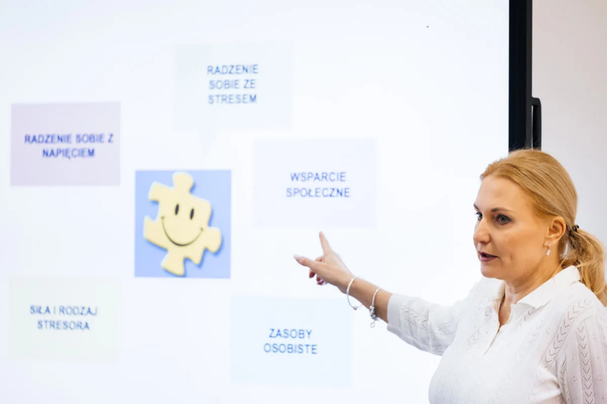Akademia Medyczna Nauk Stosowanych i Holistycznych AMH — materiał ilustracyjny