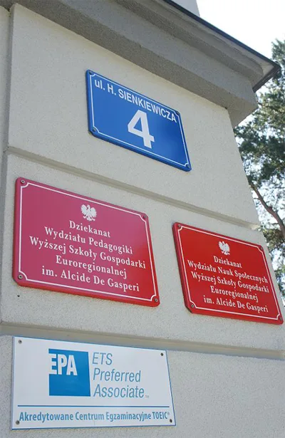 Wyższa Szkoła Gospodarki Euroregionalnej im. Alcide De Gasperi w Józefowie — materiał ilustracyjny