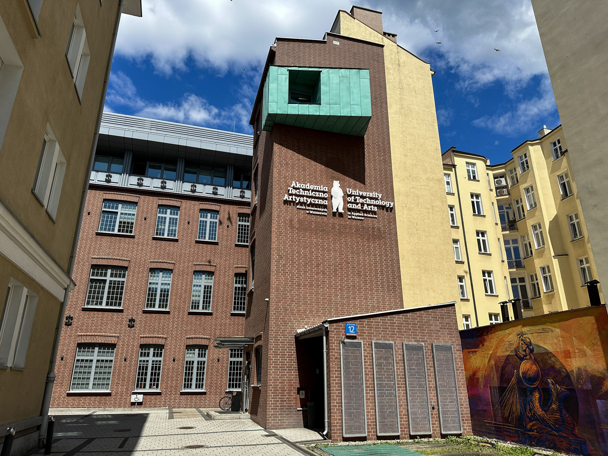 Budynek Akademii Techniczno-Artystycznej w Warszawie
