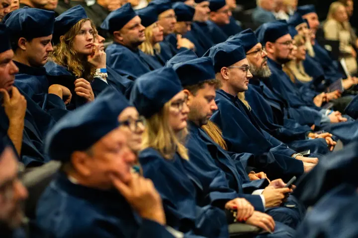 Studenci Wyższej Szkoły Kształcenia Zawodowego podczas uroczystości uczelnianej